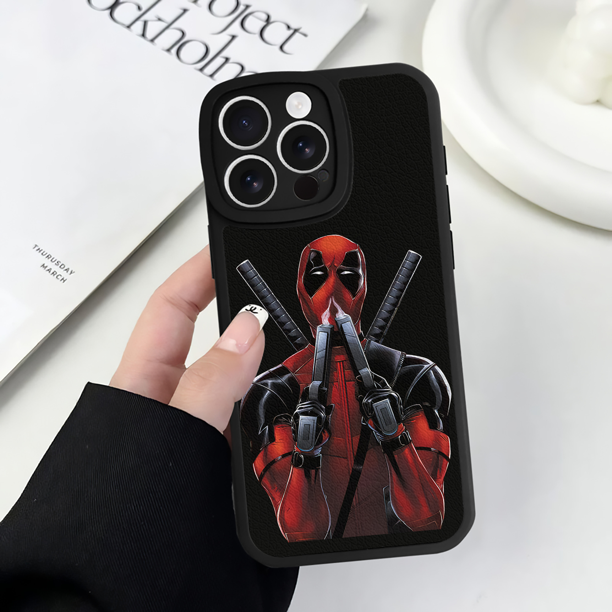 （画像用） Deadpool デッドプール 【iPhone 16シリーズ対応】シリコンスマホケース（レザー調） 材質：シリコン